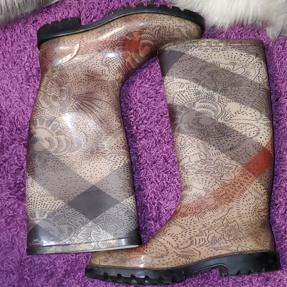 Burberry Rain Boots 👢 - Picture 5 of 16